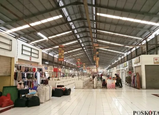 Suasana pasar bersih telaga mas masih sepi pengunjung sejak dibuka kembali pada Senin lalu. Dari ratusan kios yang tersedia, baru puluhan pedagang yang menempati dan membuka lapak mereka. (Sumber: Poskota/Nurpini Aulia Rapika)