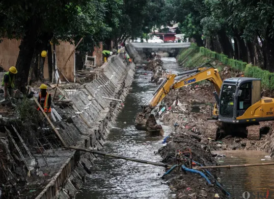 Ilustrasi normalisasi Kali Ciliwung. (Sumber: Poskota/Bilal Nugraha Ginanjar)
