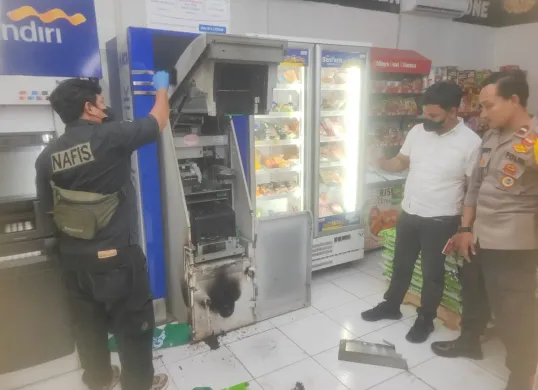 Petugas Infis Polres Metro Depok Melakukan Olah TKP di Toko Alfamart yang dibobol daerah Sawangan Kota Depok, Selasa, 10 Juni 2025. (Sumber: Polsek Sawangan)