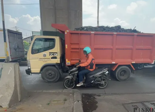 Dinas Lingkungan Hidup (LH) Jakarta mengangkut tumpukan sampah bekas kerukan kali Kayu Tinggi, Cakung Timur, Jakarta Timur, Rabu, 11 Juni 2025. (Sumber: Poskota/M. Tegar Jihad)
