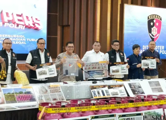 Jumpa pers kasus penjualan sisik hewan trenggiling untuk bahan baku obat tradisional dan narkoba di Bareskrim Polri, Jakarta Selatan, Rabu, 11 Juni 2025. (Sumber: Poskota/Ali Mansur)