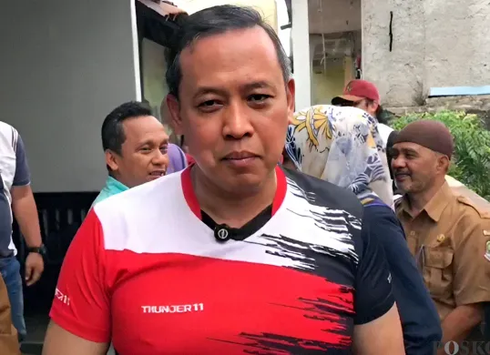 Wali kota Bekasi, Tri Adhianto mengunjungi rumah korban pencabulan di Medan satria. Tri menegaskan akan memberikan pendampingan secara psikologis dan hukum kepada keluarga korban. (Sumber: Poskota/Nurpini Aulia Rapika)