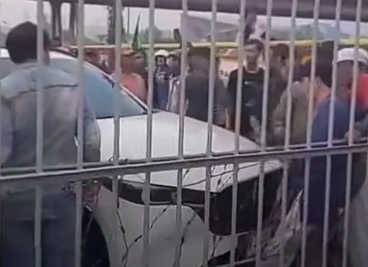 Viral video anggota DPRD Cilegon diduga tabrak pendemo. (Sumber: X/@bacottetanggaid)