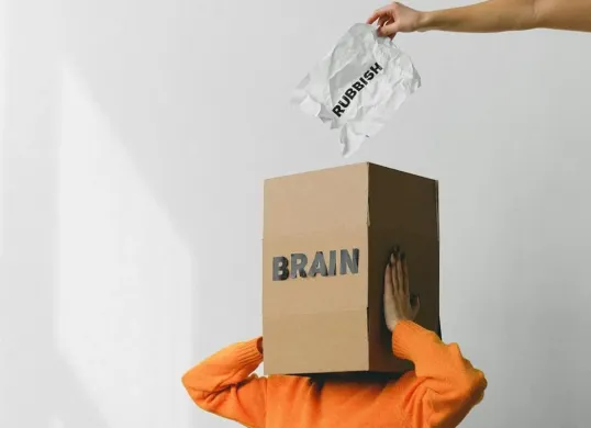 Ilustrasi - otak yang mengalami kerusakan atau brain rot akibat terpapar banyak konten digital yang tidak bermutu. (Sumber: Pexels/SHVETS Production)