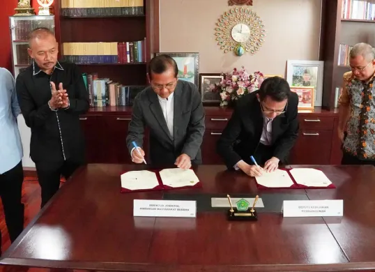 Ditjen Bimas Buddha Kemenag RI dan BRIN menandatangani Perjanjian Kerja Sama (PKS) untuk periode 2025-2027.. (Sumber: Dok. Ditjen Bimas Buddha)