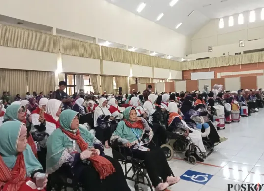 Para emaah haji kloter pertama asal kabupaten Bekasi tiba di Debarkasi Bekasi dalam keadaan sehat, Kamis, 12 Juni 2025. (Sumber: Poskota/Nurpini Aulia Rapika)