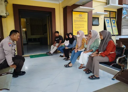 Sejumlah korban penipuan calon tenaga kerja RSUD Labuan, saat hendak melakukan laporan ke Polsek Labuan, Pandeglang. (Sumber: Istimewa)
