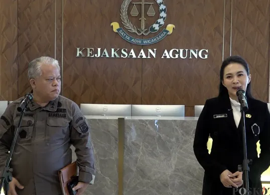 Gubernur Maluku Utara Sherly Tjoanda dan Kapuspenkum Kejagung Harli Siregar dalam konferensi pers di Gedung Kartika Kejaksaan Agung, Jakarta, Kamis, 12 Juni 2025. (Sumber: POSKOTA | Foto: Ali Mansur)