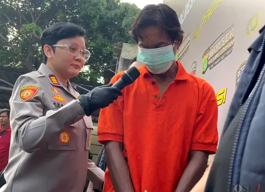 Kapolsek Pesanggrahan, AKP Seala Syah Alam saat meminta keterangan dari H, pelaku pembakaran rumah istrinya. (Sumber: POSKOTA | Foto: Ali Mansur)
