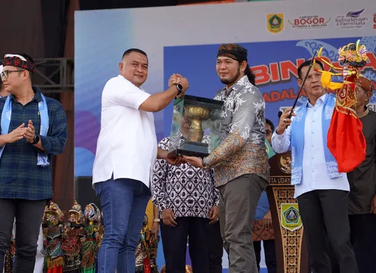 Bupati Bogor, Rudy Susmanto membuka gelaran KaBogor Fest 2025 secara resmi di Stadion Pakansari, Kabupaten Bogor, Rabu, 11 Juni 2025. (Sumber: Pemkab Bogor)