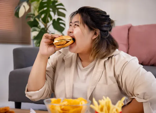 Makanan menjadi salah satu penyebab kesehatan mental. (Sumber: Freepik/studioredcup)