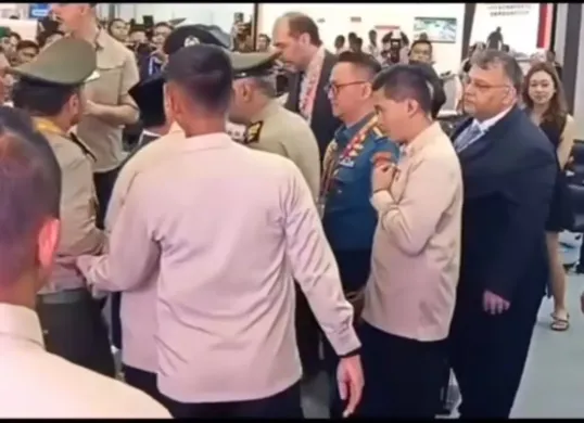 Presiden Prabowo Subianto menegur anggota Paspampres yang menepis tangan polisi jenderal luar negeri (Sumber: Instagram)