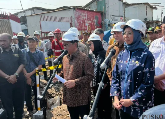 Gubenur Jakarta, Pramono Anung meninjau pembangunan Tanggul Mitigasi di Muara Angke, Jakarta Utara, Kamis, 12 Juni 2025. (Sumber: Poskota/M. Tegar Jihad)