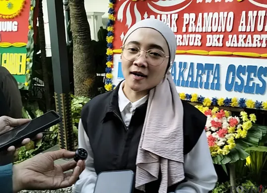 Ketua Dewan Pimpinan Wilayah (DPW) PSI Jakarta Elva Farhi Qalbina di Balai Kota DKI Jakarta, Kamis 12 Juni 2025. (Sumber: POSKOTA | Foto: M Tegar Jihad)