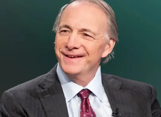 Potret Ray Dalio penasihat Danantara yang dikenal sebagai tokoh keuangan global. (Sumber: Makmur.id)