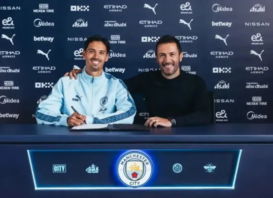 Tijjani Reijnders tanda tangani kontrak dengan Manchester City. (Sumber: Man City)