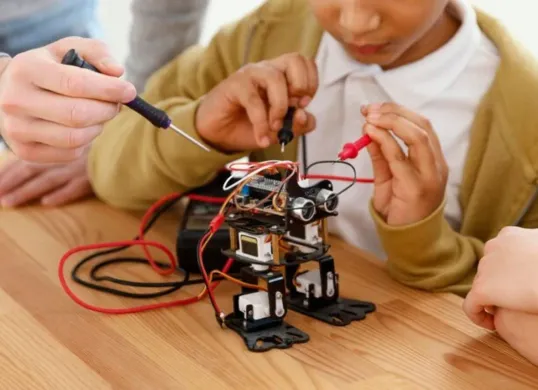 13 universitas di Indonesia dengan jurusan robotika terbaik. (Sumber: Freepik)