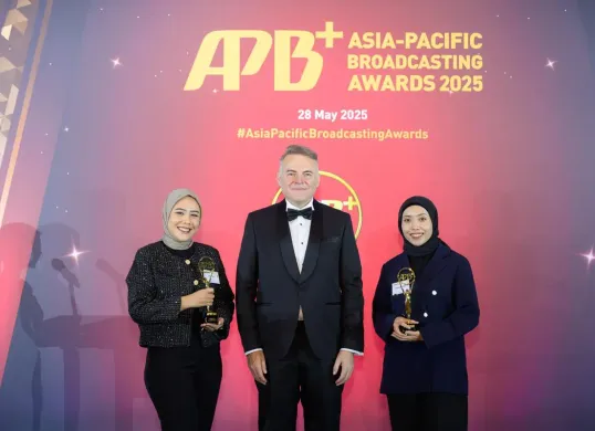 Penyerahan penghargaan APB+ Awards 2025 oleh CEO Charlton Media Group, Tim Charlton, kepada Nuon. (Sumber: Dok. Telkom)