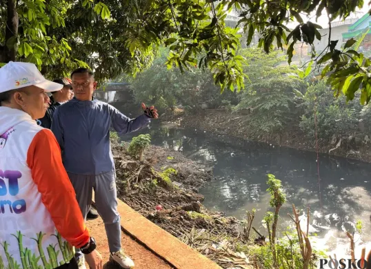Wali Kota Jakarta Timur Munjirin saat meninjau pengerukan Kali Sunter, Cipinang Muara, Jakarta Timur, Jumat, 13 Juni 2025. (Sumber: Poskota/M. Tegar Jihad)
