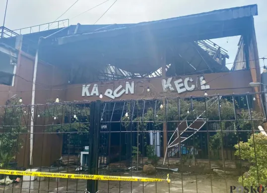 Kondisi bangunan warung makan “Kampung Kecil” di Serpong BSD City, Kota Tangerang Selatan seusai terbakar, Jumat, 13 Juni 2025. (Sumber: Poskota/Primayanti Juli Kumala)
