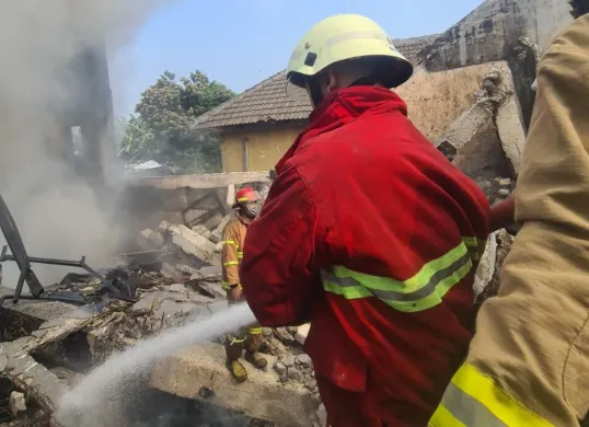 Damkarmat Kota Bekasi kembali menyusuri lokasi kebakaran di gudang ban di Jalan Raya Jatimakmur, Pondok Gede, Kota Bekasi. (Sumber: Dok. Damkarmat Kota Bekasi)