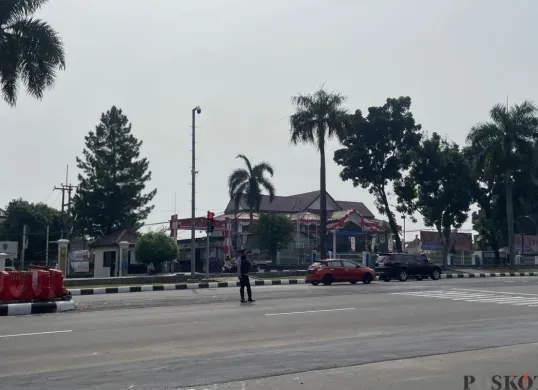 Kondisi jalan di Simpang Pertigaan Pakansansari, Kecamatan Cibinong, Kabupaten Bogor, Jumat, 13 Juni 2025. (Sumber: Poskota/Sekar Putri Andini)