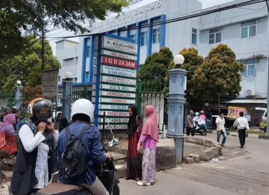 Sejumlah warga saat hendak berkunjung ke RSUD Adjidarmo di Rangkasbitung, Lebak. (Sumber: Istimewa)