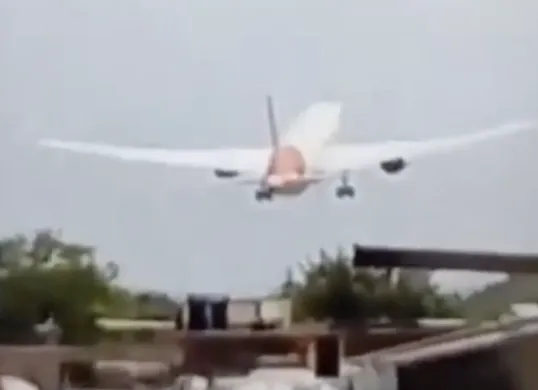 Sebuah video merekam detik-detik pesawat Air India jatuh tak lama setelah lepas landas di kota Ahmedabad, India barat, pada hari Kamis, 12 Juni 2025. (Sumber: X/@rajput_of_india)