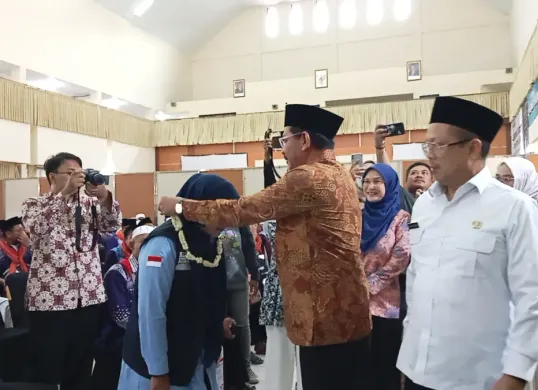 PLH Dirjen Pelaksanaan Haji dan Umroh Kementerian Republik Indonesia, Abu Rokhmat, menyambut kepulangan Jamaah haji kloter pertama asal kabupaten Bekasi di Asrama Haji Kota Bekasi, Kamis, 12 Juni 2025. (Sumber: Dokumentasi Pribadi)