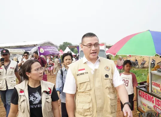 Kepala Badan Penanggulangan Bencana DPD PDI Perjuangan, Hardiyanto Kenneth saat meninjau warga Kapuk Muara di lokasi pengungsian, Rabu, 11 Juni 2025. (Sumber: Poskota/Pandi Ramedhan)