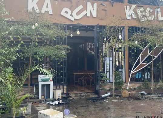 Kondisi warung makan “Kampung Kecil” di Jalan Kencana Loka Sektor XII, Blok H6 Nomor 40, Serpong BSD City, Kota Tangerang Selatan setelah api berhasil dipadamkan pada Jumat, 13 Juni 2025. (Sumber: Poskota/Primayanti Juli Kumala Manalu)