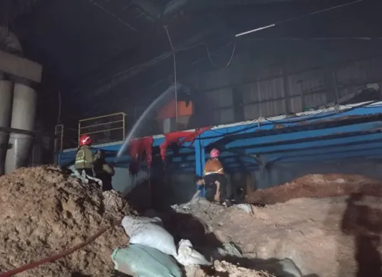 Petugas memadamkan kebakaran pabrik PT Indotama di Jalan Raya Narogong KM 16, RT 03 RW 07, Kelurahan Ciketing Udik, Kecamatan Bantargebang, Kota Bekasi, Jumat, 13 Juni 2025. (Sumber: Dok. Damkarmat Kota Bekasi)