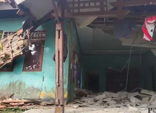 Rumah rumah rusak akibat pergerakan tanah di Sukatani Purwakarta. (Sumber: Poskota/Dadan Sukmana)