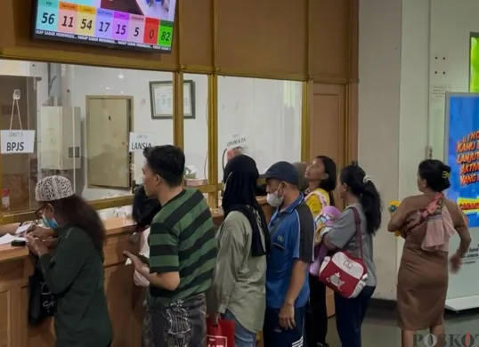Suasana pasien saat sedang berobat di RSUD Cengkareng, Jakarta Barat, Jumat, 13 Juni 2025. (Sumber: Poskota/Pandi Ramedhan)