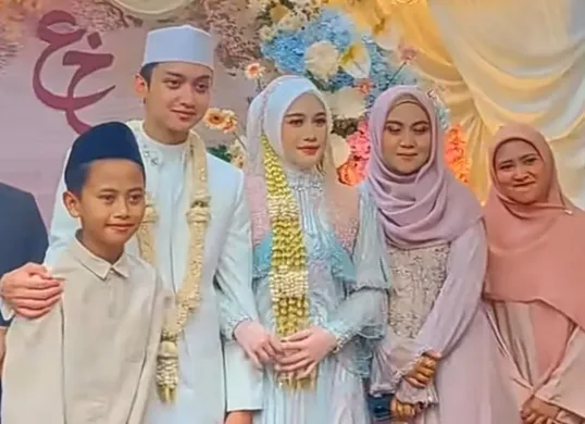 Potret pernikahan Gus Azmi dan Khansa Mariska yang merupakan cucu kyai ternama di Jawa Timur. (Sumber: TikTok/@uminadhiroh92)