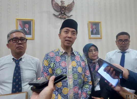 Wali Kota Bogor, Dedie A. Rachim, bersama tiga kandidat Sekretaris Daerah (Sekda) Kota Bogor yakni, Denny Mulyadi, Sri Nowo Retno, dan Eko Prabowo, di Balai Kota Bogor, Jumat malam, 13 Juni 2025. (Sumber: Poskota/Sekar Putri Andini)