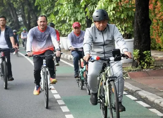 Ketua DPRD Provinsi DKI Jakarta Khoirudin mengayuh sepeda dari rumah dinas di kawasan Menteng menuju Gedung DPRD Provinsi DKI Jakarta, Jalan KebonSirih, Jakarta Pusat. (Sumber: Dok. Sekretariat DPRD DKI Jakarta)