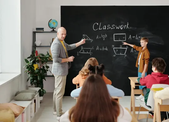 Ilustrasi - jawaban terhadap pertanyaan pentingnya CASEL bagi guru dalam pembelajaran di kelas pada Modul 2 PPG 2025. (Sumber: Pexels/Max Fisher)
