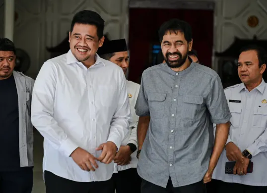 Potret Gubernur Aceh, Muzakir Manaf (kanan) yang menolak duduk bersama dengan Gubernur Sumut, Bobby Nasution (kiri) dalam pembahasan sengketa empat pulau. (Sumber: X/Bobby Nasution)