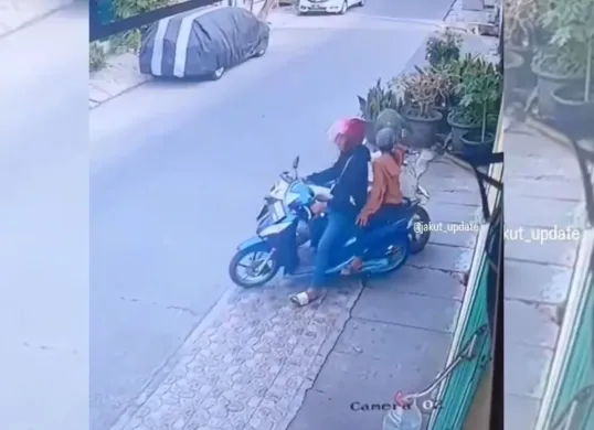 Aksi pencurian helm yang melibatkan seorang anak kecil di Jakarta Utara. (Sumber: Tangkapan Layar Instagram @jakut_update)