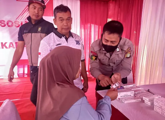 Warga yang tinggal di sekitar TPA Cipayung memperoleh layanan kesehatan gratis dan bantuan sembako dari Polres Metro Depok. (Sumber: Istimewa)