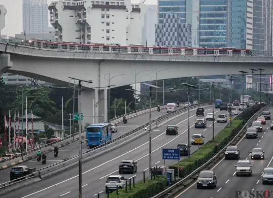 Sejumlah kendaraan melintas di Jalan Sudirman dan Jalan Gatot Subroto, Jakarta. (Sumber: Poskota/Bilal Nugraha Ginanjar)