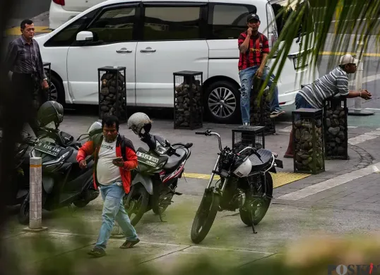 Juru parkir liar berjaga di depan area Taman Ismail Marzuki, Cikini, Jakarta. (Sumber: Poskota/Bilal Nugraha Ginanjar)