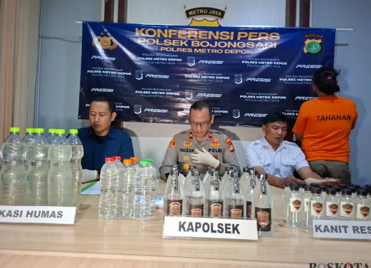 Kapolsek Bojongsari Kompol Fauzan bersama Kanit Reskrim Iptu Sugeng memperlihatkan barang bukti miras oplosan dan pelaku sebagai pemilik warung jamu. (Sumber: Poskota/Angga Pahlevi)