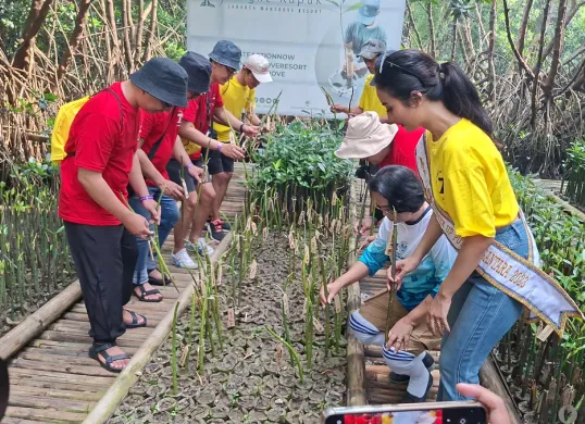 Penanaman bibit pohon mangrove secara simbolis dalam peringatan HUT ke-7 Maxim Indonesia, Sabtu, 14 Juni 2025. (Sumber: Poskota/Angga Pahlevi)