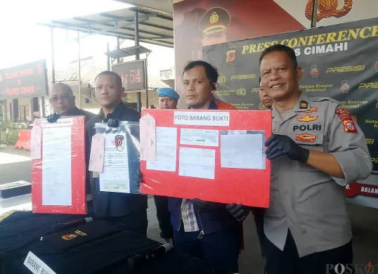Jajaran Polres Cimahi melaksanakan press conference Ungkap Kasus Tipu Gelap, di Mako Polres Cimahi, Sabtu 24 Juni 2025. (Sumber: POSKOTA | Foto: Gatot Poedji Utomo)