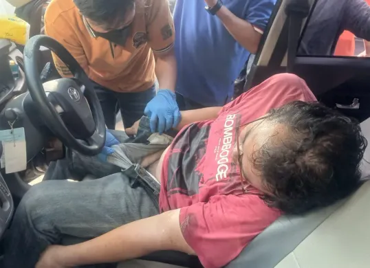 Petugas Inafis Polres Metro Depok lakukan olah TKP penemuan jasad sopir taksi online di Margonda Raya, Beji, Kota Depok, Sabtu, 14 Juni 2025. (Sumber: Dok Polsek Beji)