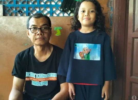 Salah satu warga RT 05 RW 006 Kayu Tinggi, Cakung Timur, Misar 50 tahun saat di wawancarai Poskota, Sabtu 14 Juni 2025. (Sumber: Poskota/M. Tegar Jihad)