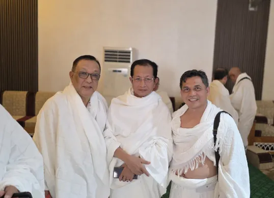 Menteri Agama RI Nasaruddin Umar (tengah) bersama dengan Anggota DPD RI Bang Azran (paling kanan) ikuti Ibadah Haji 2025. (Sumber: Dok. DPD RI)