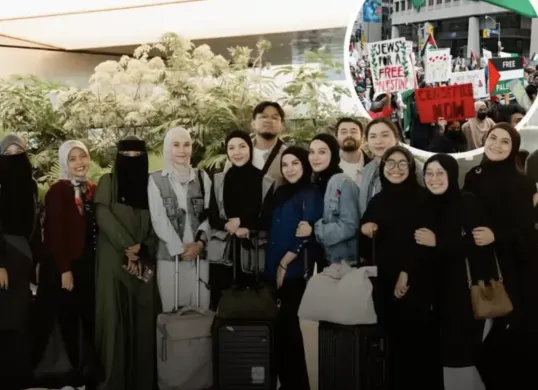 Zaskia Adya Mecca, Wanda Hamidah, dan peserta lainnya berfoto bersama sesaat sebelum keberangkatan ke Mesir dalam rangka Global March to Gaza, 12 Juni 2025. (Sumber: Instagram/@kitabisacom)